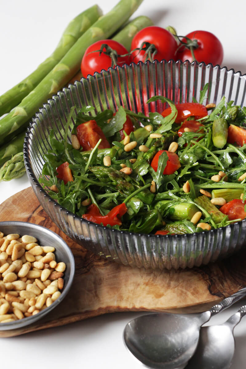 gegrillter Spargel-Tomaten-Salat mit Rucola und Pinienkernen