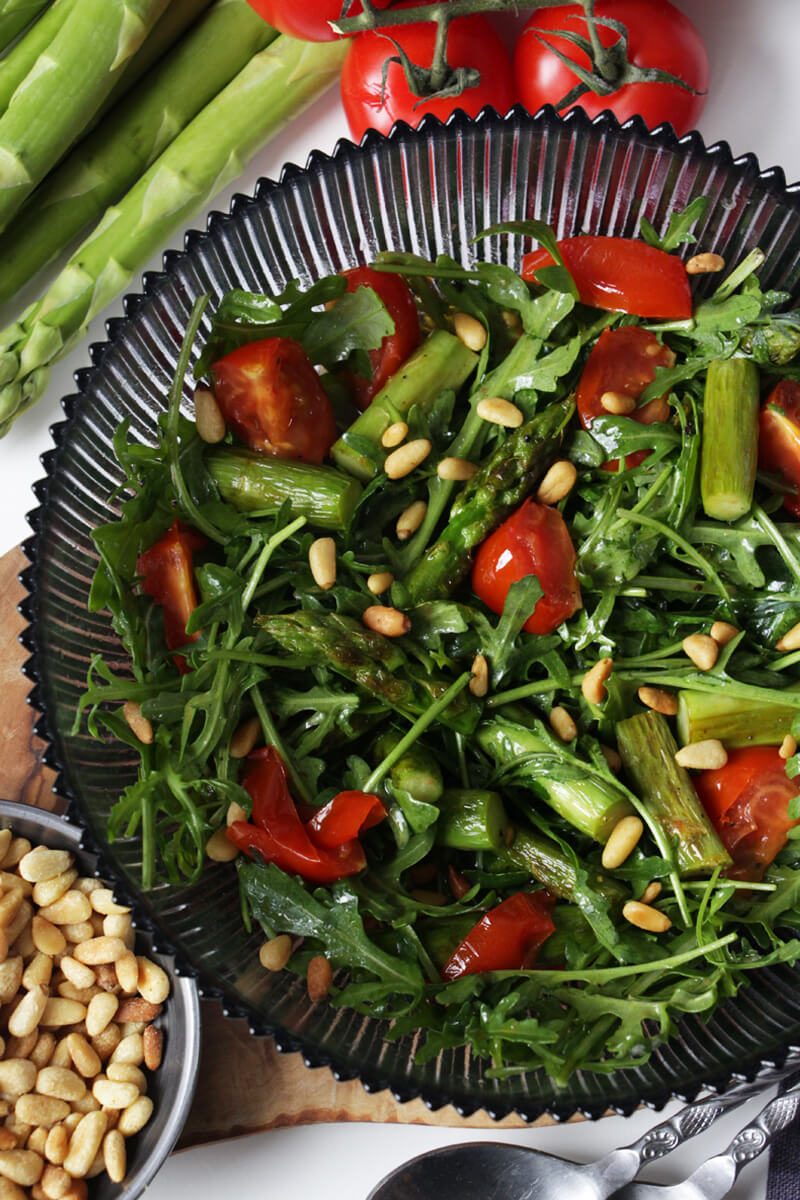 gegrillter Spargel-Tomaten-Salat mit Rucola und Pinienkernen