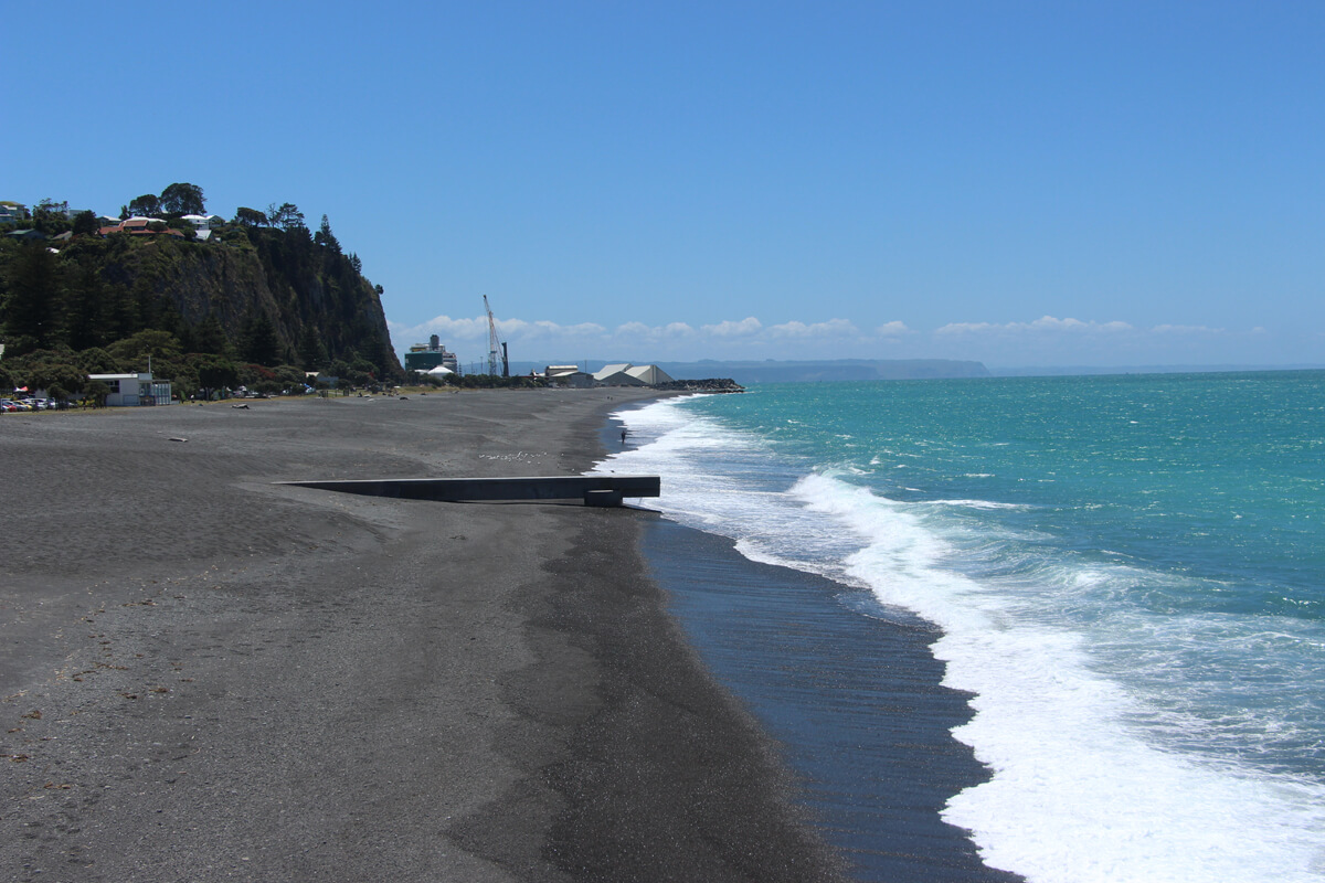 Schwarzer Sandstrand an der Küste bei Napier