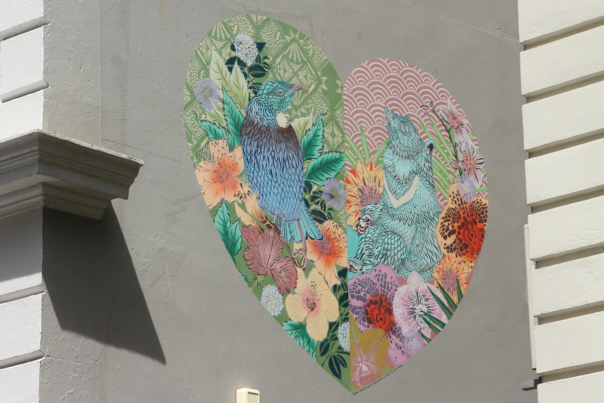 Herzförmige Streetart mit Tier- und Blumenmotiv