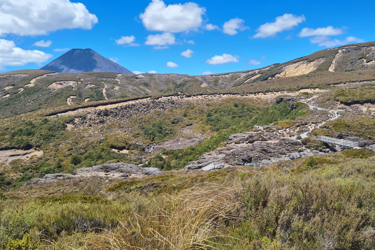 Felsige Landschaft und Vulkankegel im Tongariro Nationalpark