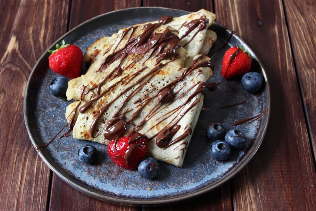 vegane Crêpes mit Schokocreme und frischen Beeren