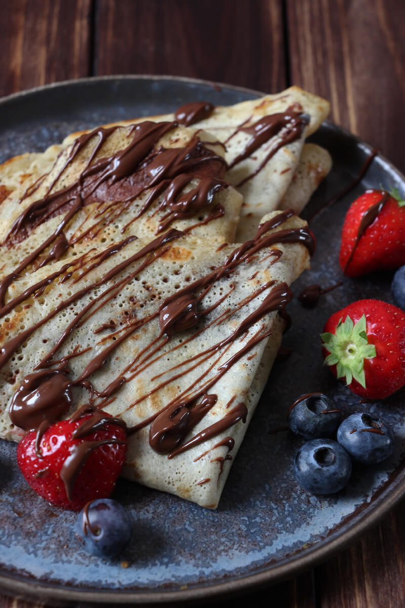 vegane Crêpes mit Schokocreme und frischen Beeren