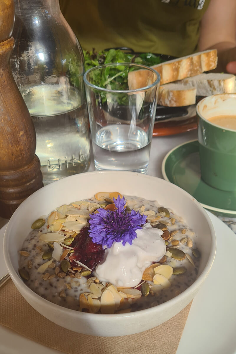 Vegane Overnight-Oats und Shakshuka im Scarecrow