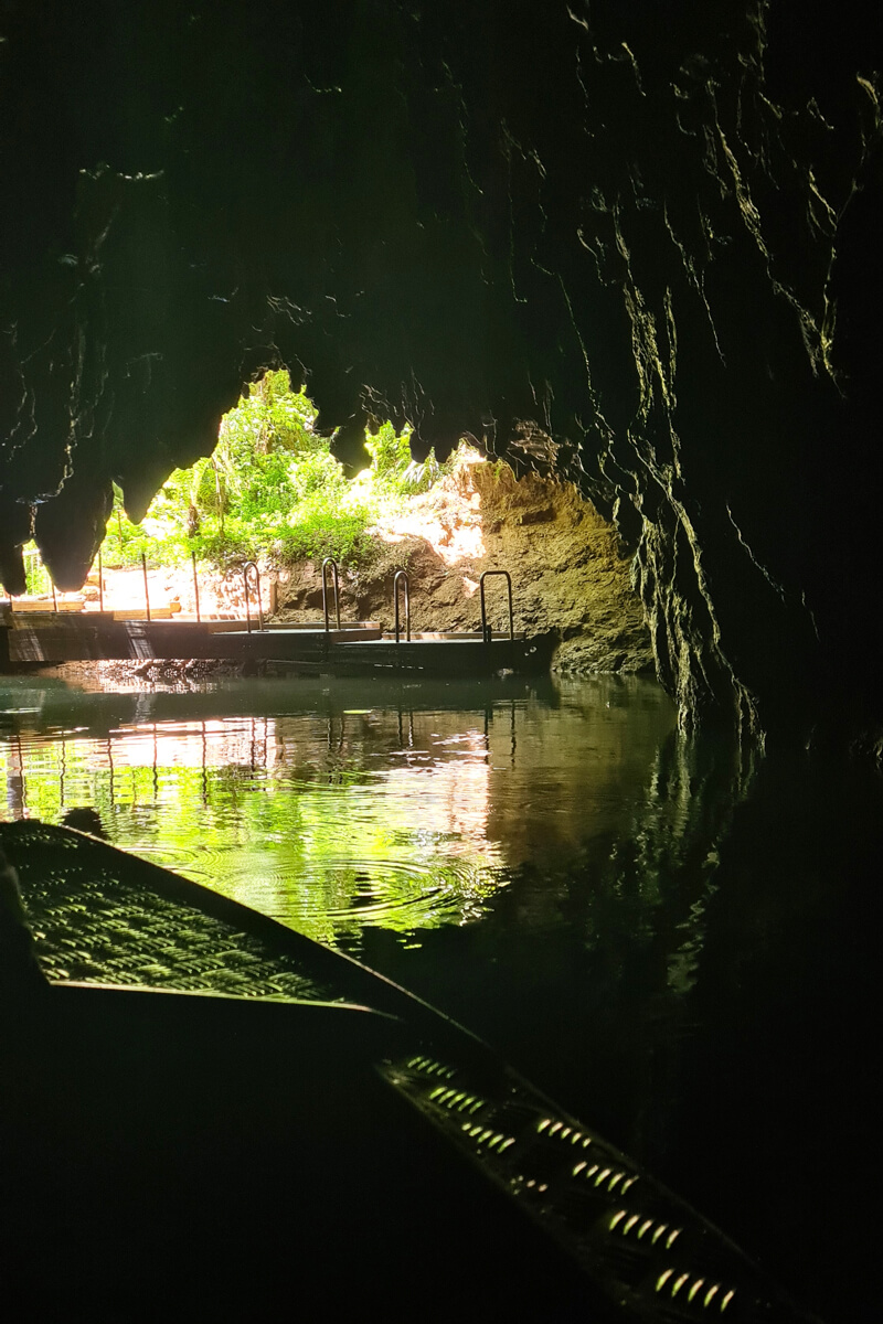 Mit dem Boot geht es aus der Waitomo Cave.