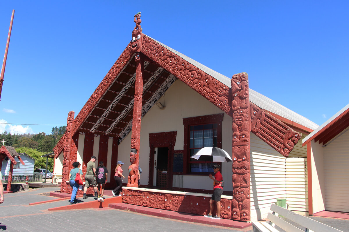 Versammlungshaus im Whakarewarewa Maori Village in Rotorua