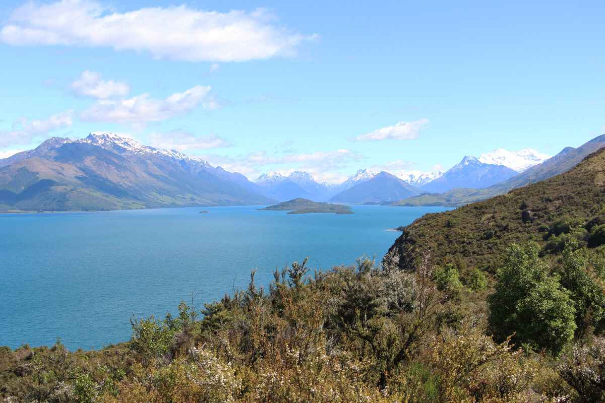 Aussicht auf den See und die Berge vom Bennets Bluff Viewpoint