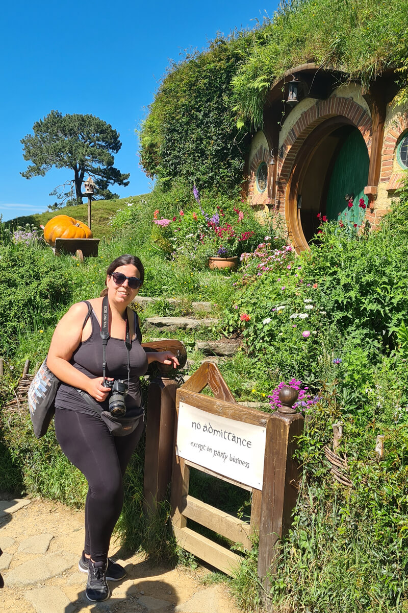 Ich vor Bilbos Hobbithöhle im Hobbiton Movie Set