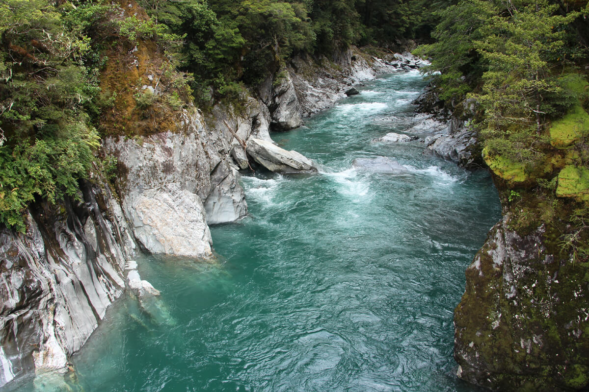 Blue Pools mit tiefblauem Wasser