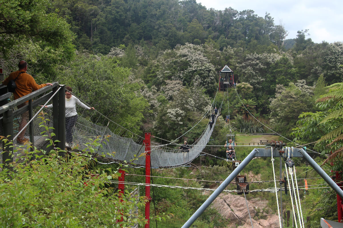 Schmale Hängebrücke führt über eine Schlucht