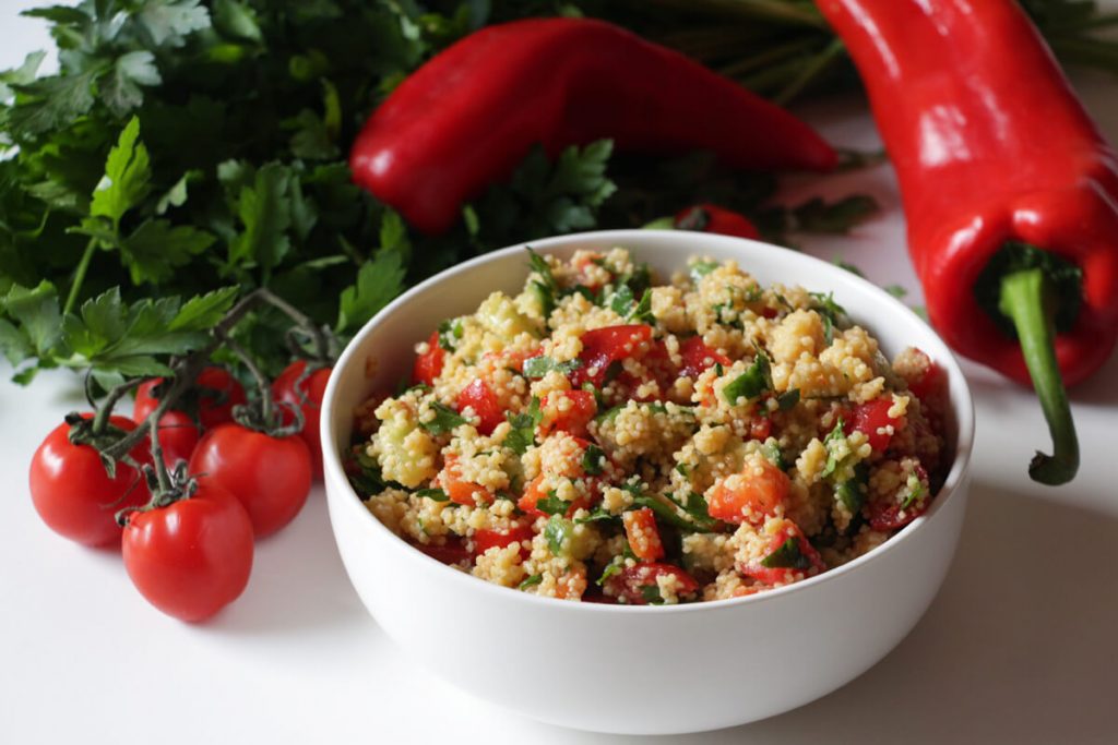 veganer Couscous Salat mit Paprika, Gurke und Tomate