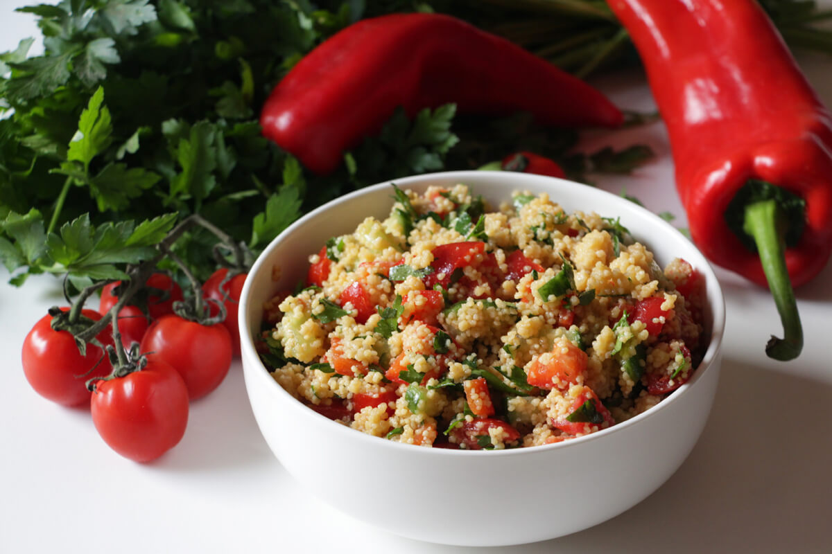 veganer Couscous Salat mit Paprika, Gurke und Tomate