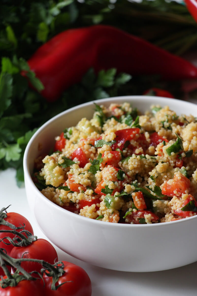 veganer Couscous Salat mit Paprika, Gurke und Tomate