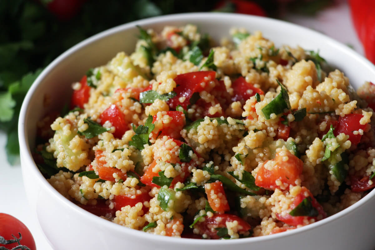 veganer Couscous Salat mit Paprika, Gurke und Tomate