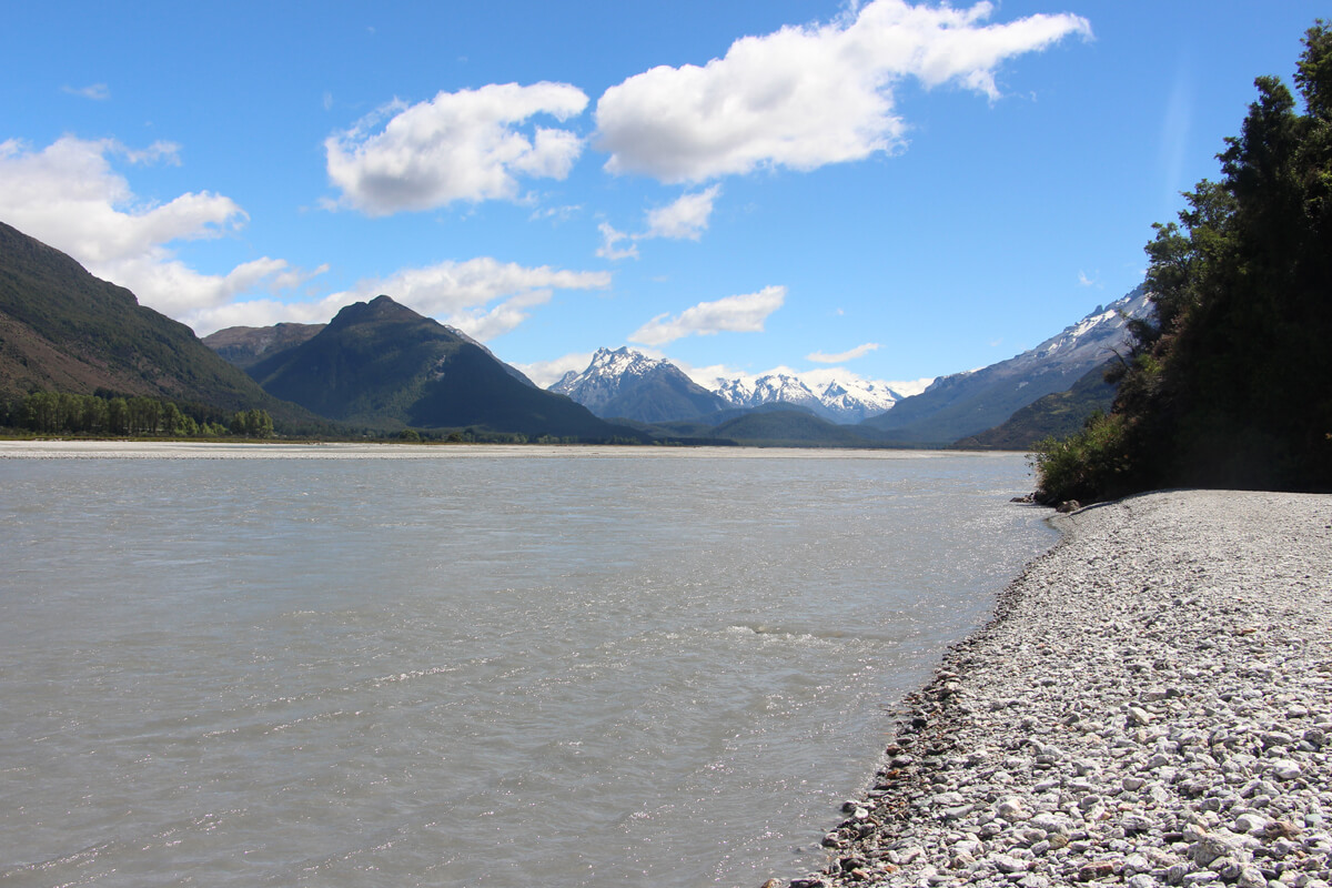 Flusslandschaft vor Schneebedeckten Gipfeln am Dart River