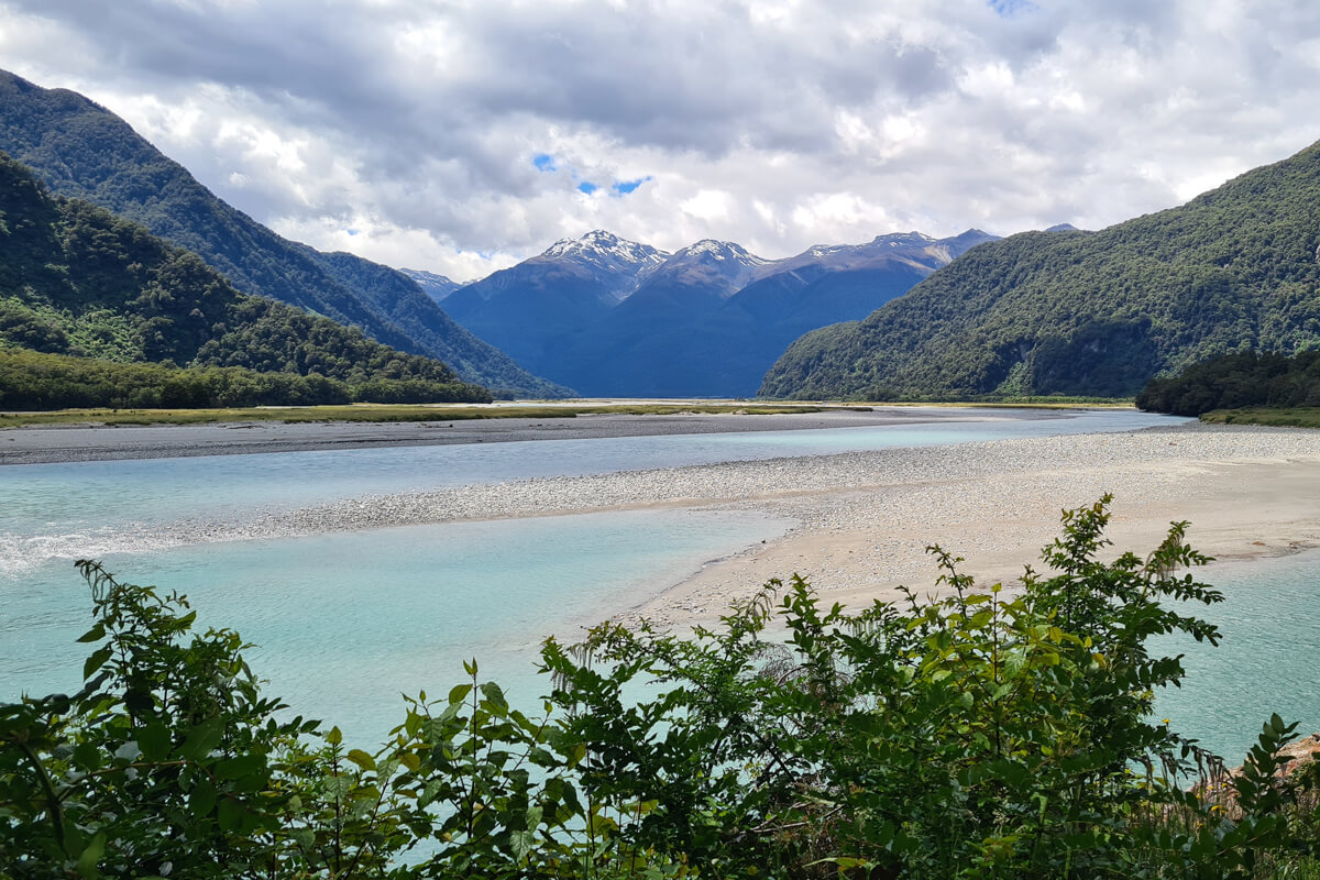 Flusstal zwischen hohen Bergen am Haast Pass