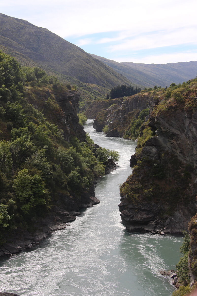 Steile Felsen über dem Fluss in der Kawarau Gorge