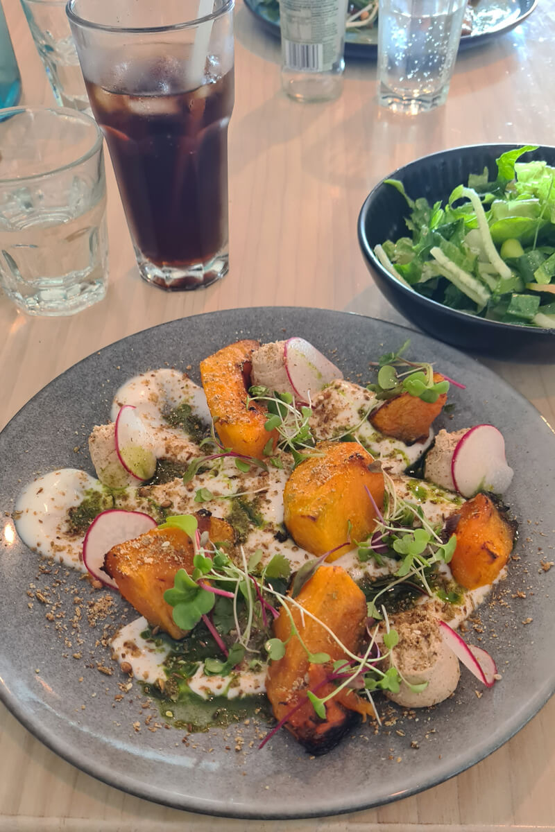 gebackener Kürbis mit Dips und grüner Salat in einem Restaurant in Marahau