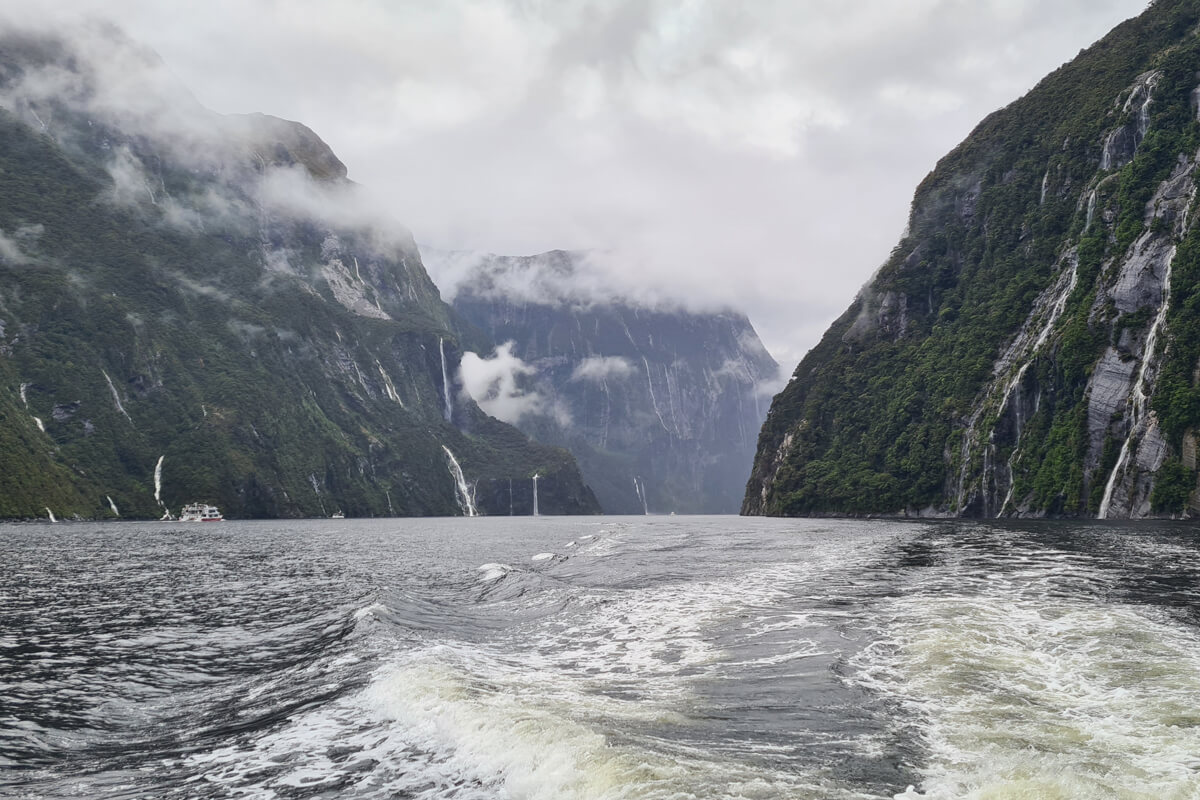 Milford Sound mit unzähligen Wasserfällen an einem regnerischen Tag