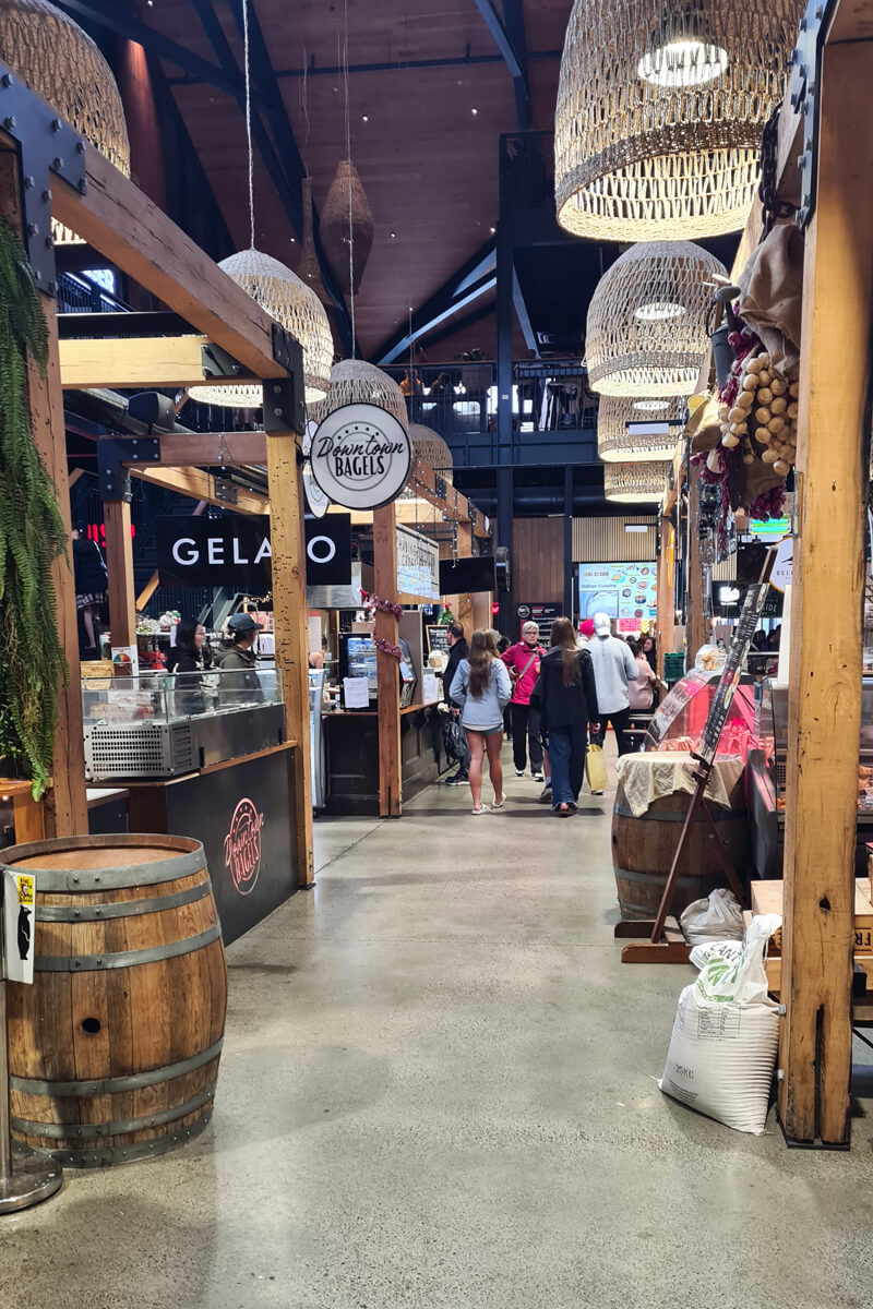 verschiedene Foodstände auf dem Riverside Market in Christchurch