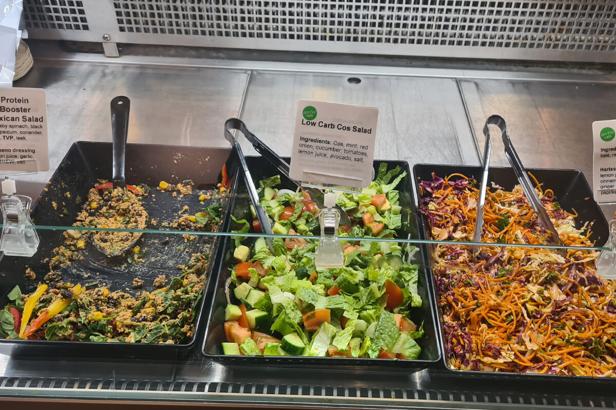 Salatbar mit kleiner Auswahl im Revive Café