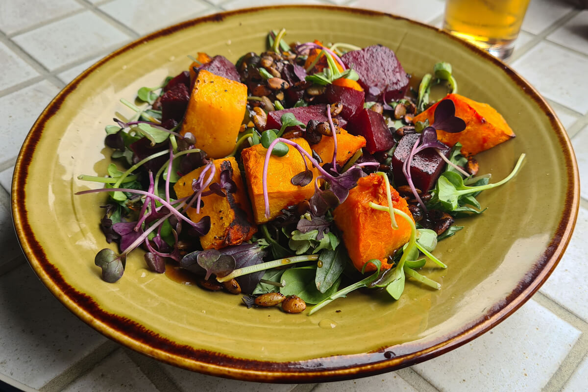 Salat mit gebackenem Kürbis und roter Beete in einem Lokal in Queenstown