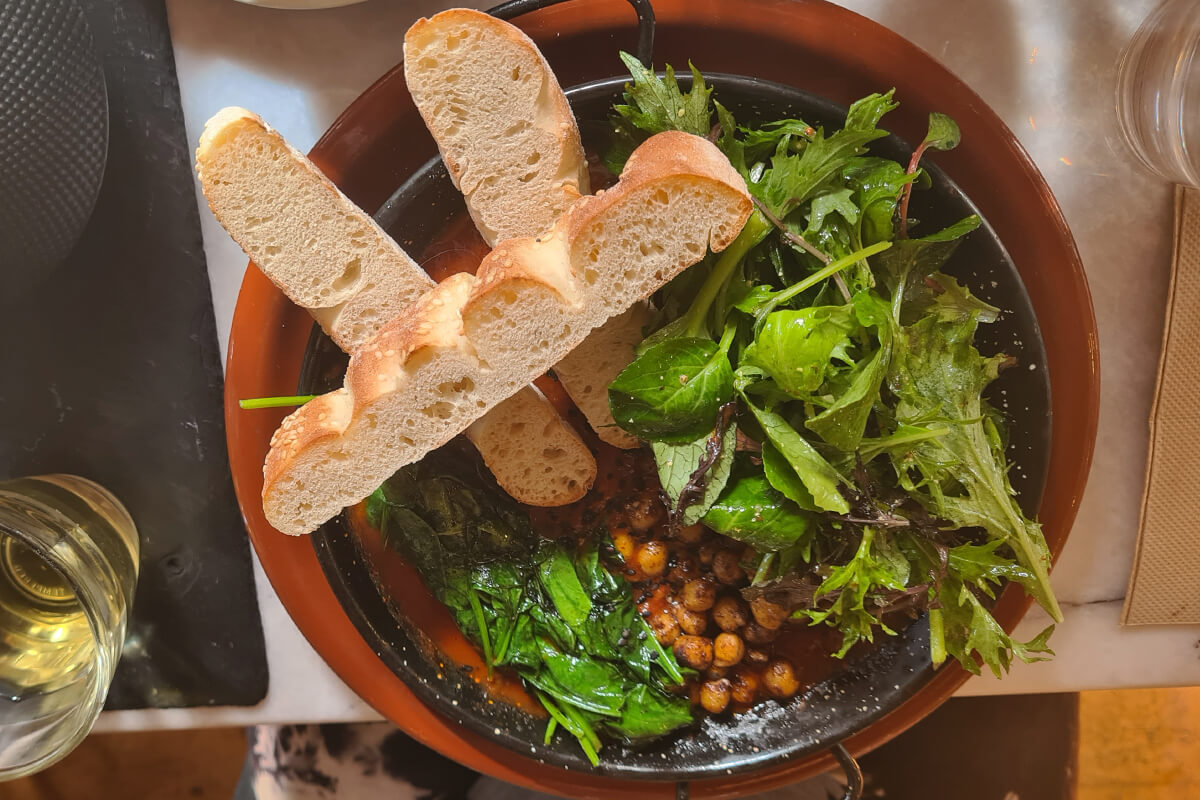 veganes Shakshuka mit Kichererbsen und Spinat