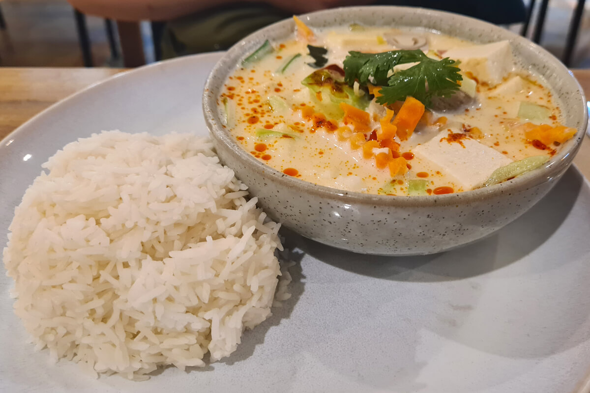 Tom Kah Gai Suppe mit Reisbeilage