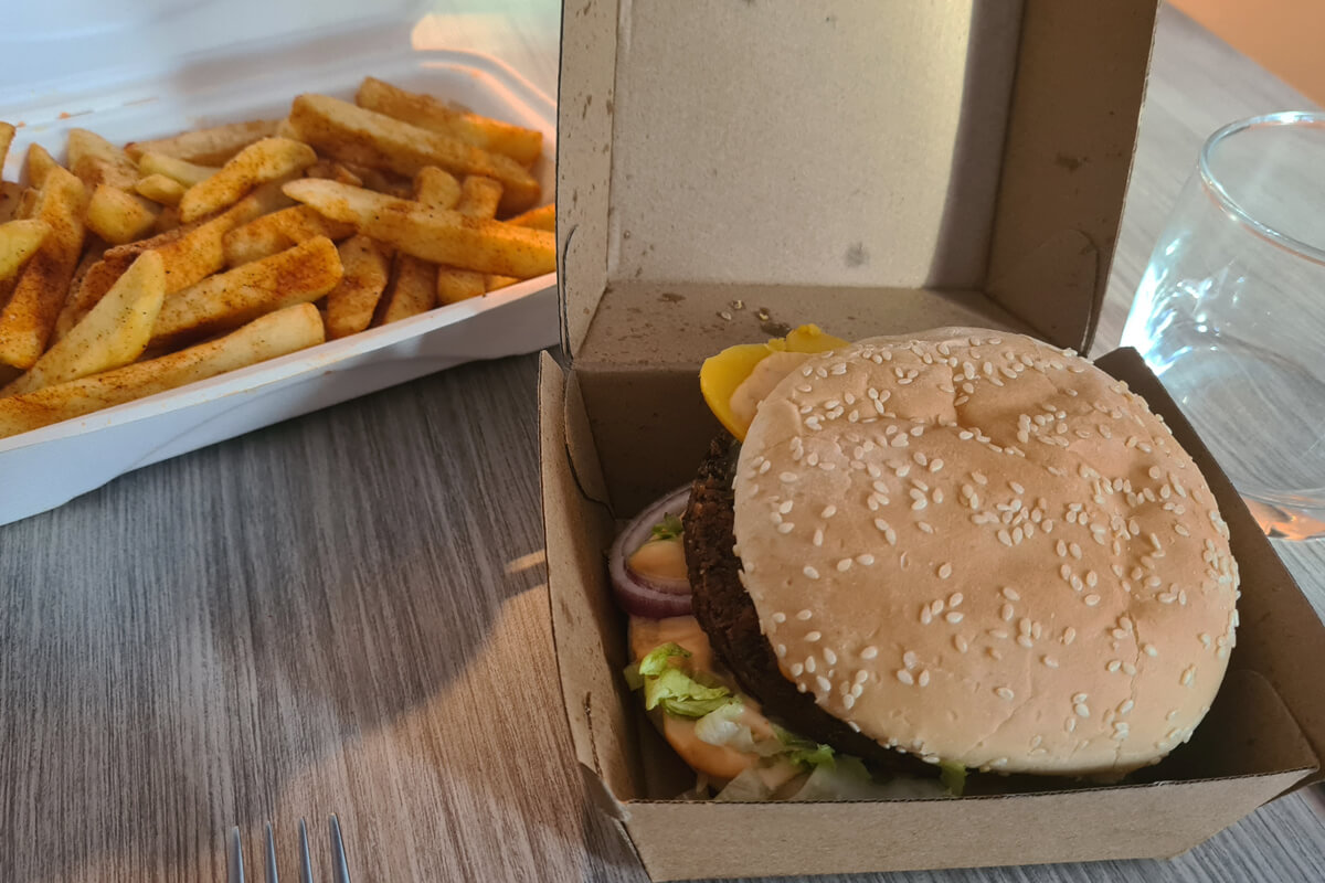 veganer Burger und Pommes via Lieferdienst von Gorillas Kitchen