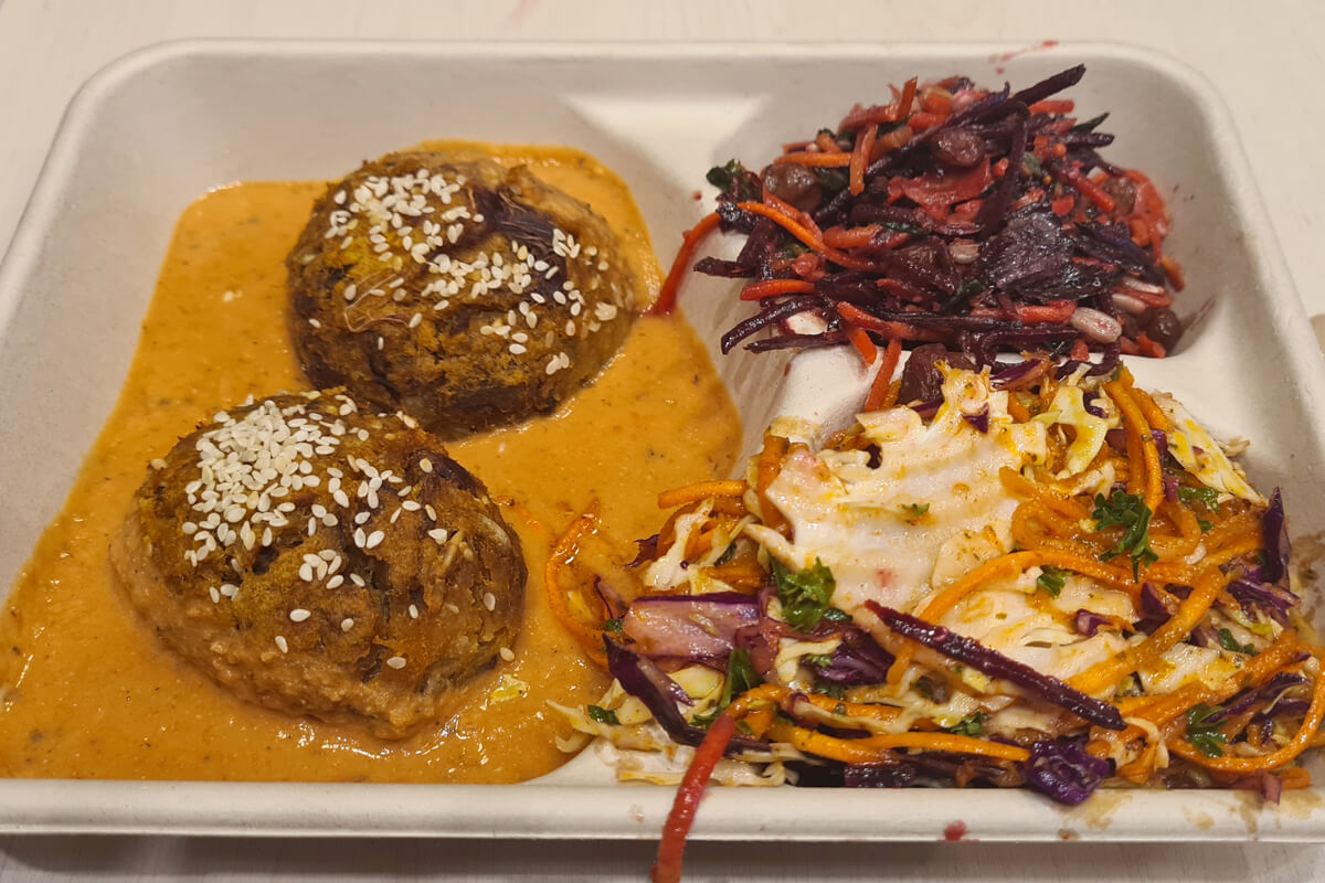das vegane Menü im Revive Café mit Kürbisbällchen in Soße und zwei Salaten