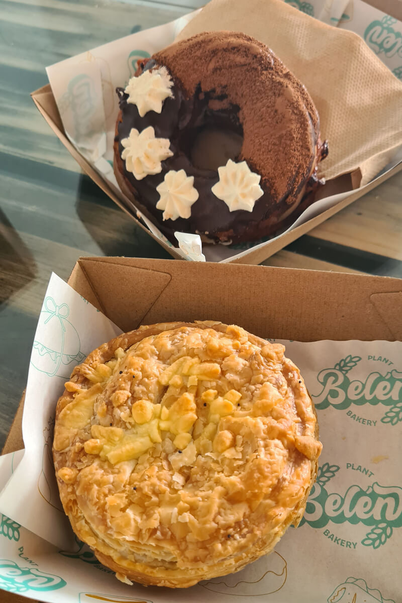 veganer Pie und Tiramisu Donut aus der Belen Plant Bakery