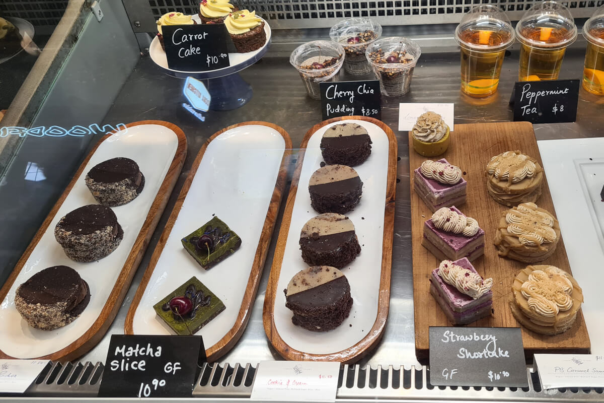 vegane Kuchen und Törtchen in der Auslage der Barefoot Eatery
