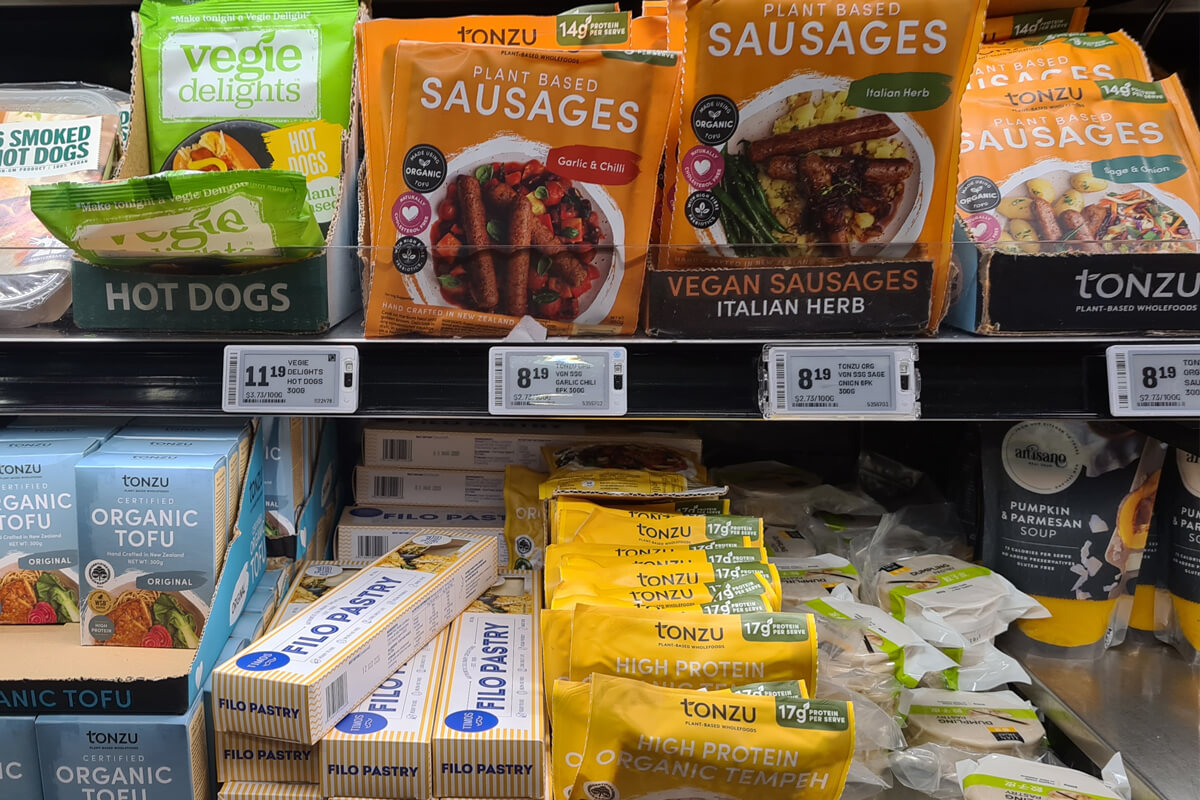 vegane Würstchen in einem Supermarkt