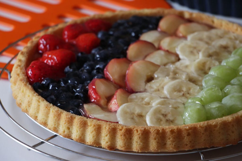 veganer Obstboden mit buntem Obst