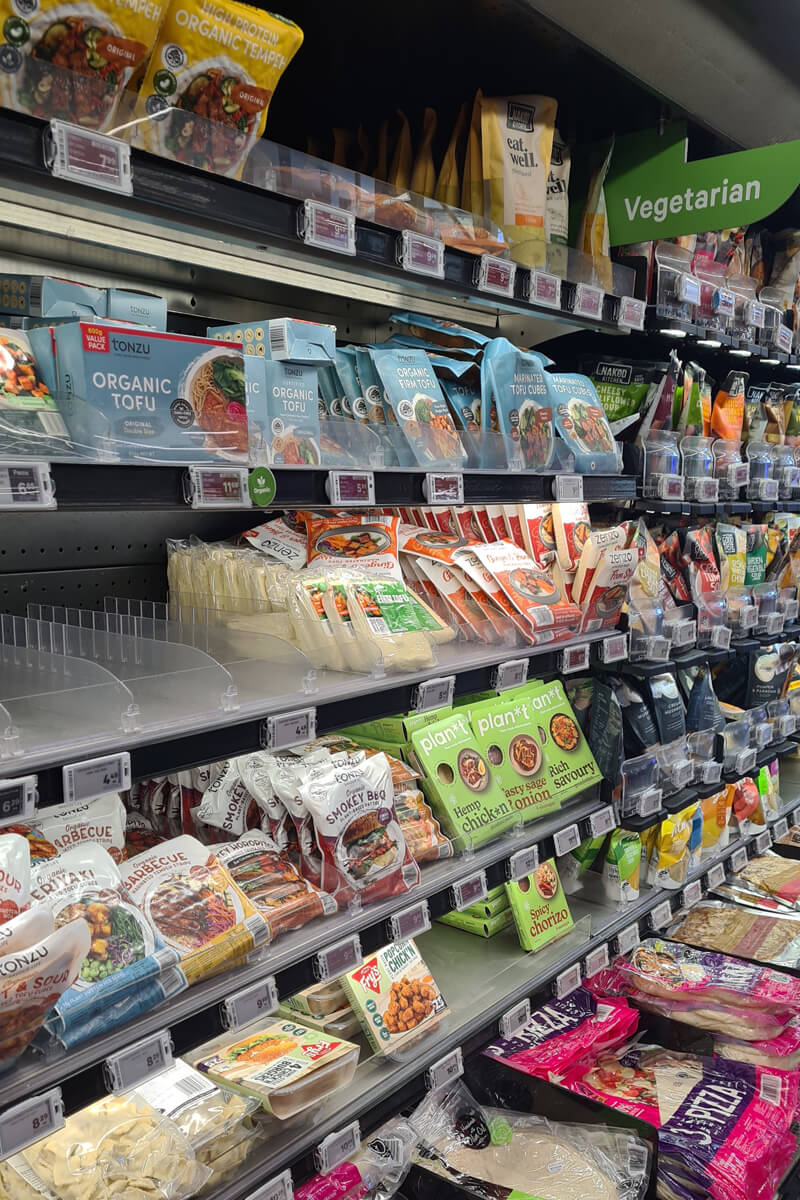 Kühlregal im Supermarkt mit vielen veganen Produkten