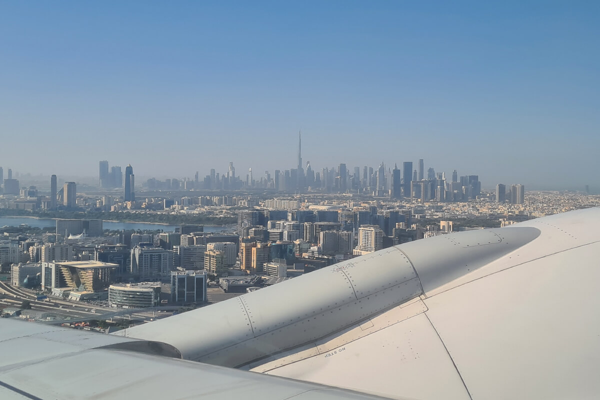 Blick aus dem Flugzeugfenster auf die Skyline von Dubai