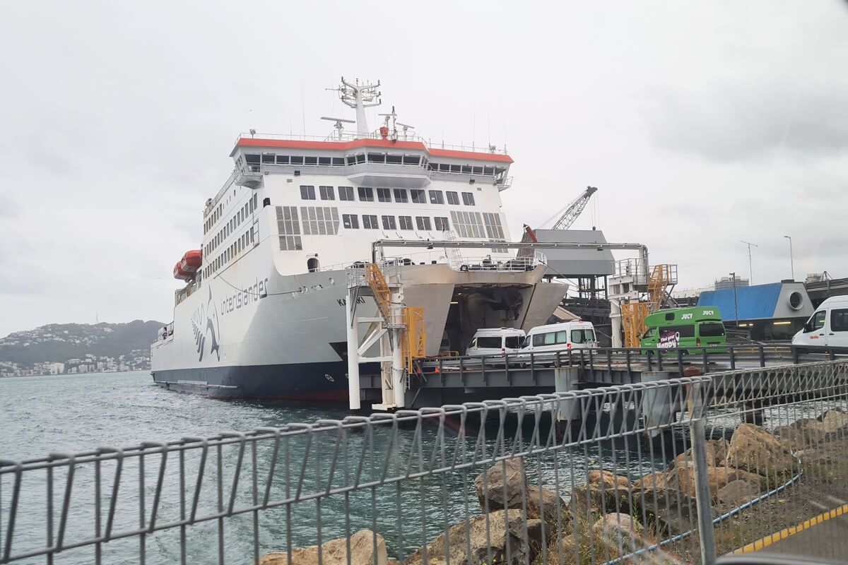 Die Autofähre von Interislander fährt zwischen Nord- und Südinsel von Neuseeland.