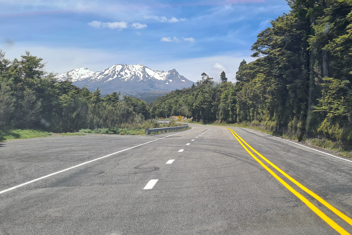 Straße im Tongariro Nationalpark in Neuseeland