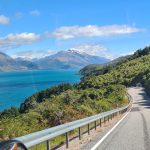 Straße neben einem See in Neuseeland