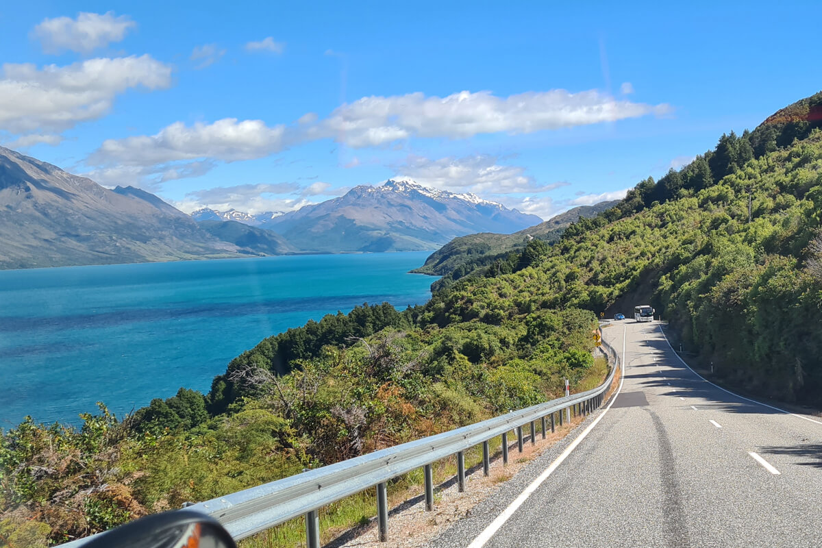 Straße neben einem See in Neuseeland