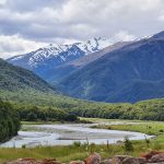 Bergpanorama über Flusstal in Neuseeland