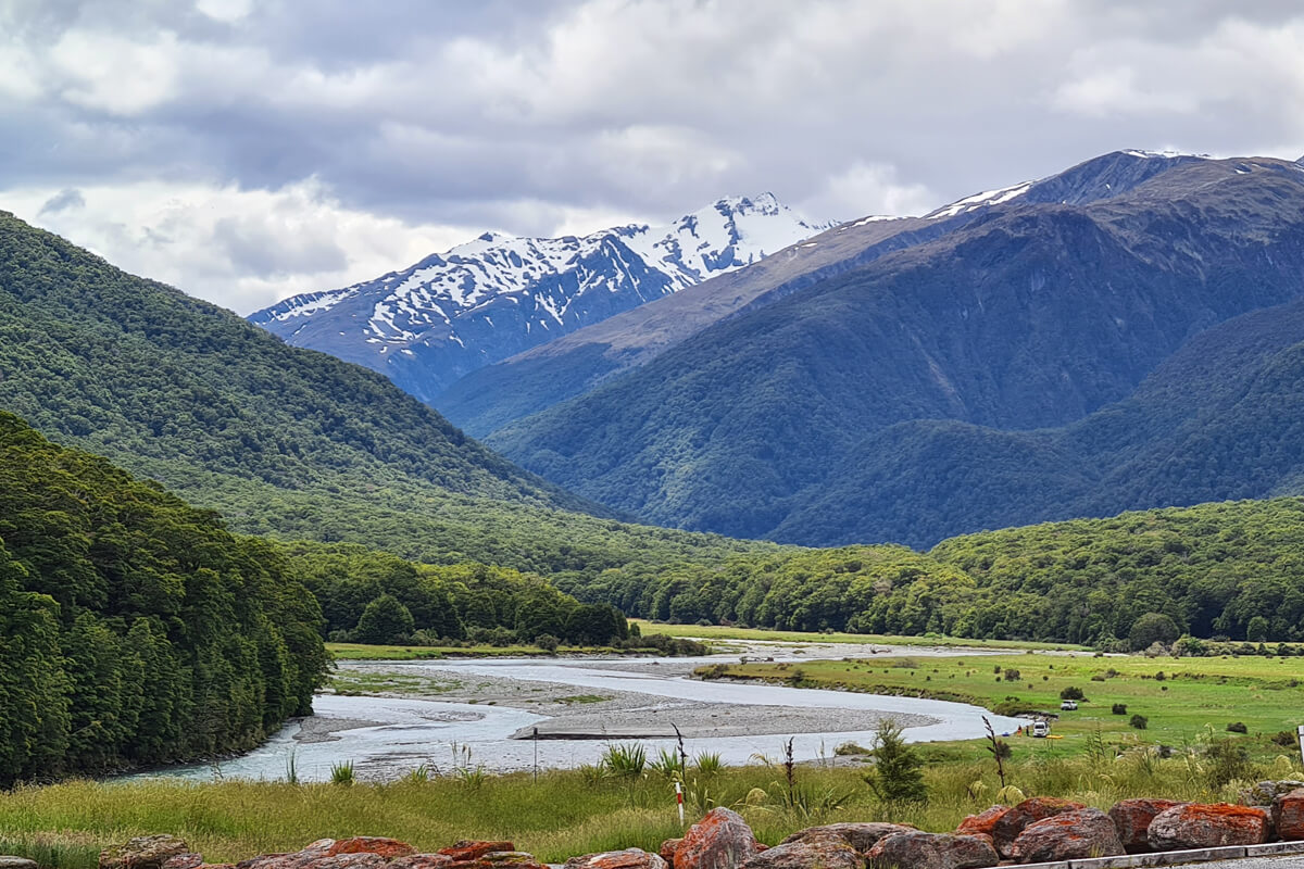 Bergpanorama über Flusstal in Neuseeland