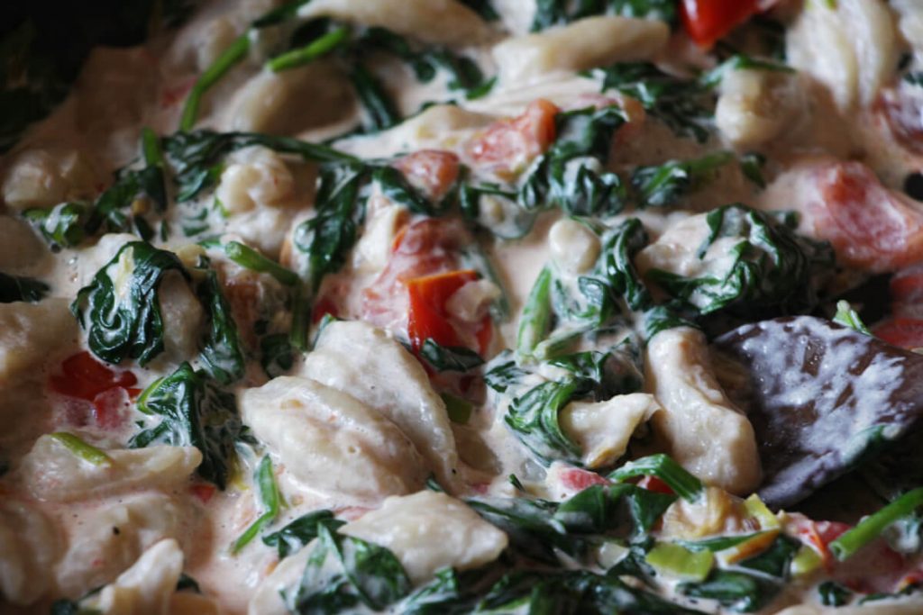 vegane Scherenpaste in Spinat-Tomaten-Soße