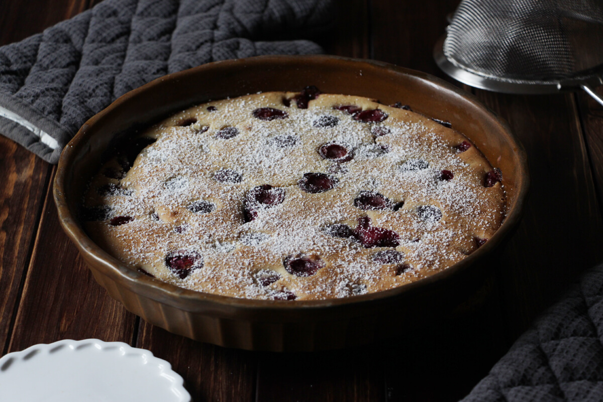 Veganer Clafoutis mit Kirschen in einer Runden Auflaufform