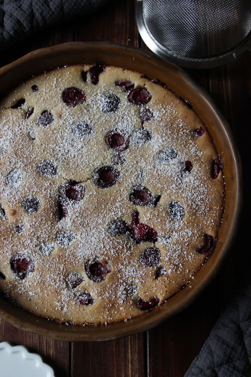 Veganer Clafoutis mit Kirschen in einer Runden Auflaufform