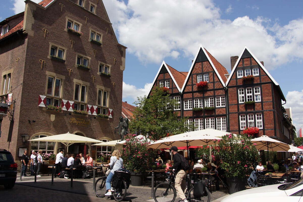 Belebter Platz in der Altstadt von Münster