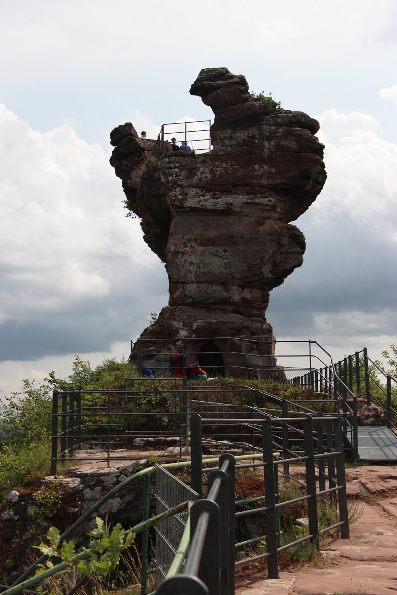 Die Burgruine am Drachenfels im markanten Buntsandstein.