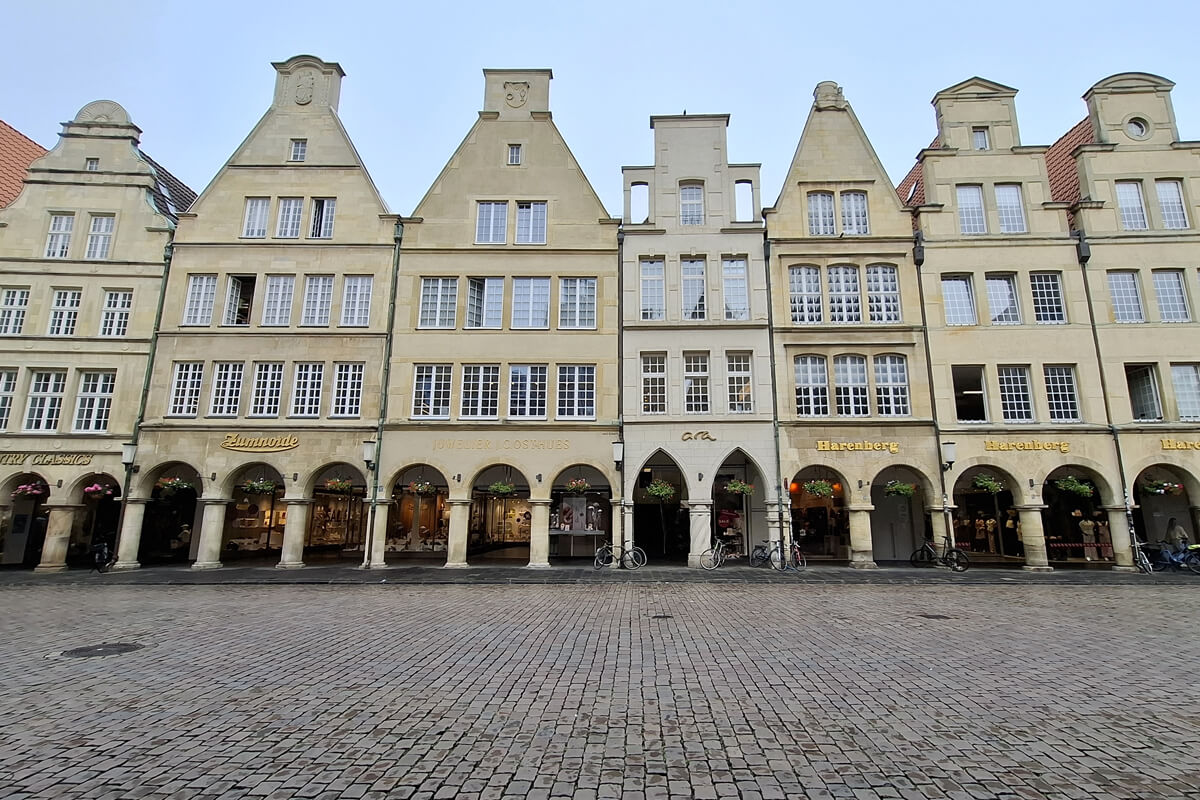 Die typischen Giebelhäuser mit Bogengang am Prinzipalmarkt