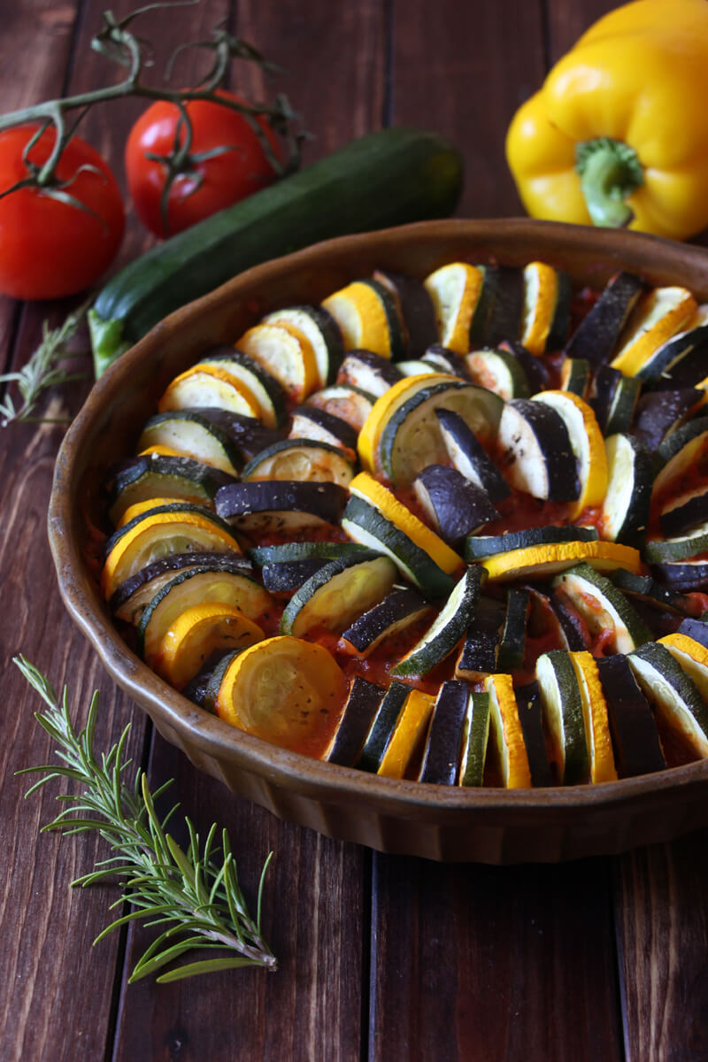 Vegane Ratatouille mit buntem Gemüse aus dem Ofen