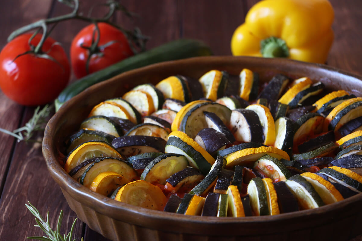 Vegane Ratatouille mit buntem Gemüse aus dem Ofen